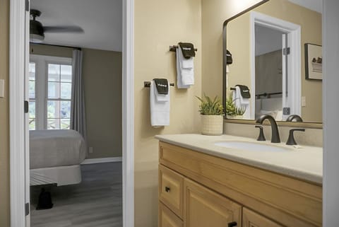 Economy Apartment | Bathroom | Shower, free toiletries, hair dryer, towels
