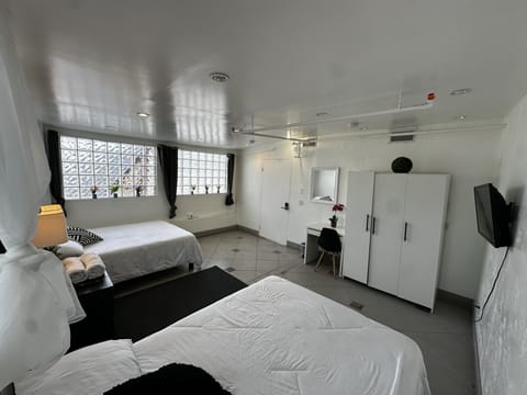 Room B6 (2 Double Beds) | Free WiFi, bed sheets