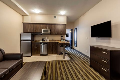 Suite, 1 Queen Bed, Non Smoking, Kitchenette | Premium bedding, down comforters, in-room safe, desk