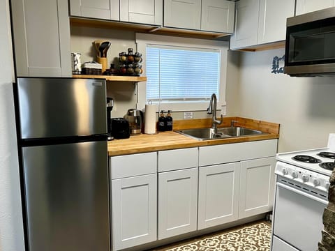 City Cabin | Private kitchenette | Fridge, microwave, oven, stovetop