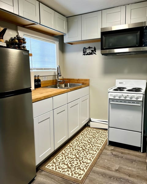 City Cabin | Private kitchen | Fridge, microwave, oven, stovetop