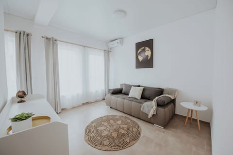 Apartment | Living area | Flat-screen TV