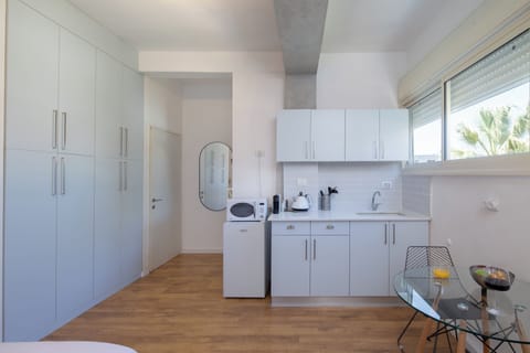 Studio | Private kitchen | Fridge, microwave, stovetop, espresso maker