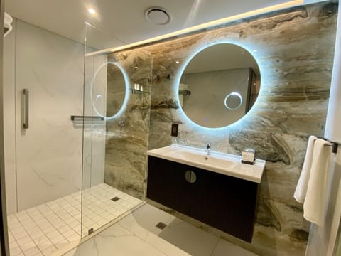 Superior Room, 1 Bedroom, Kitchenette, City View | Bathroom | Free toiletries, hair dryer, towels, soap