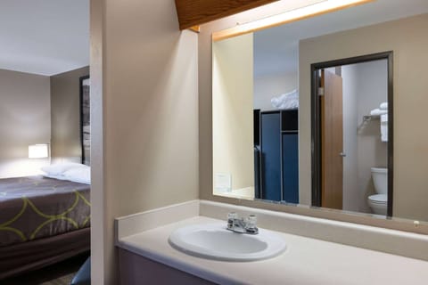 Standard Room, 1 Queen Bed | Bathroom | Combined shower/tub, free toiletries, hair dryer, towels