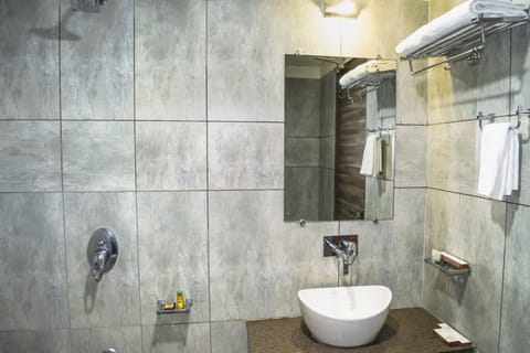 Deluxe Room | Bathroom | Shower, rainfall showerhead, free toiletries, towels