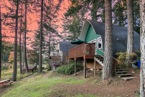 Cedar Chalet with Loft | Lake view