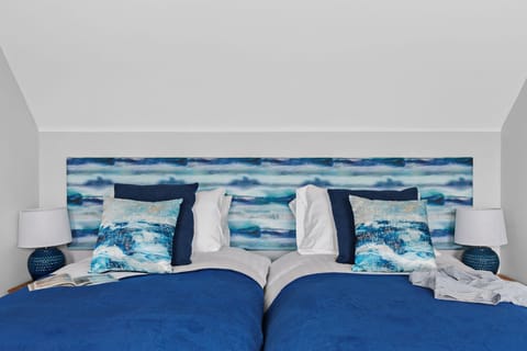 Twin beds which can be configured into a super king, bedside tables with lighting - 4 The Vista, Willingcott