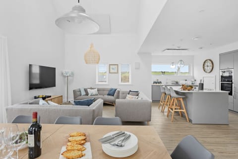 Dining table, open plan with Smart TV, Free Wi-Fi - 7 The Vista, Willingcott