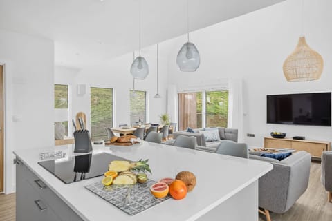 Kitchen island in open plan living area - 7 The Vista, Willingcott