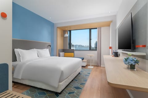 Standard Room, 1 King Bed | Premium bedding, down comforters, laptop workspace, blackout drapes