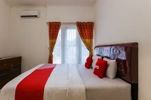 Family Room | Desk, laptop workspace, free WiFi, bed sheets