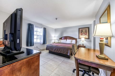 Suite, Non Smoking | Iron/ironing board, free WiFi, bed sheets, alarm clocks