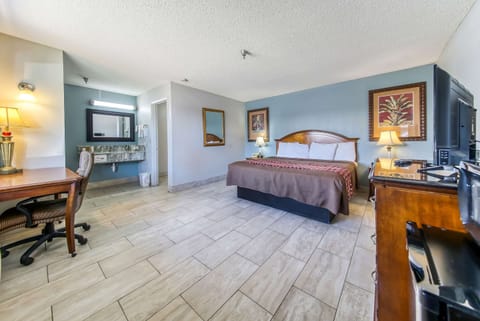 Room, 1 King Bed, Non Smoking | Iron/ironing board, free WiFi, bed sheets, alarm clocks