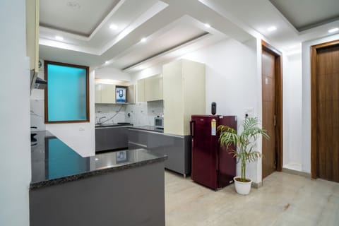 Business Room, Balcony | Private kitchen | Fridge, microwave