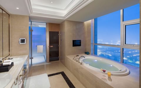 Presidential Suite | Bathroom | Separate tub and shower, jetted tub, rainfall showerhead