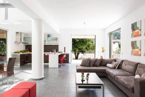 A closer look to our groundfloor set up; living room, kitchen and dining area for your maximum comfort!