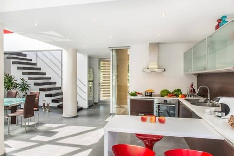 Bright and sunny kitchen space, fully equipped!