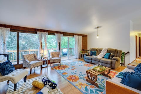 Lake Forest Park Vacation Rental | 5BR | 3BA | 1 Step to Access | 2,510 Sq Ft
