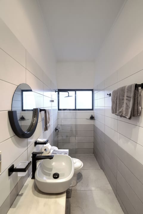 Economy Double Room | Bathroom | Shower, rainfall showerhead, hair dryer, towels