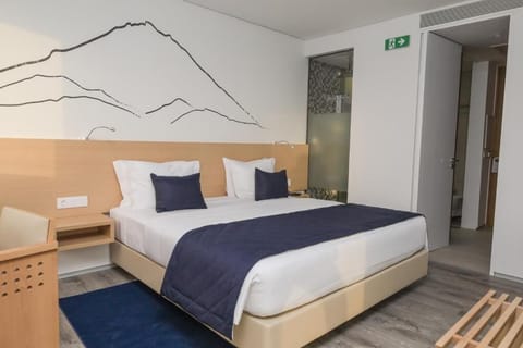 Standard Room, 1 King Bed, Accessible | Premium bedding, minibar, in-room safe, individually decorated