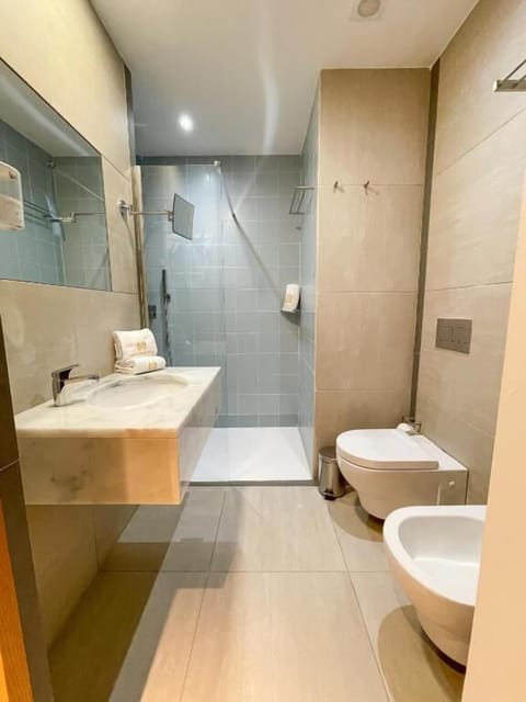 Standard Room, 1 King Bed, Accessible | Bathroom | Hair dryer, bidet, towels, soap