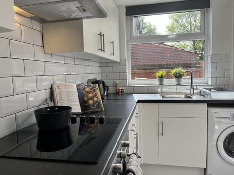 Comfort House, Private Bathroom (Warrington Lane) | Shared kitchen