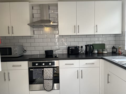 Comfort House, Private Bathroom (Warrington Lane) | Shared kitchen