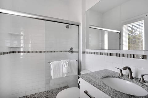 Condo | Bathroom | Combined shower/tub, free toiletries, hair dryer, towels
