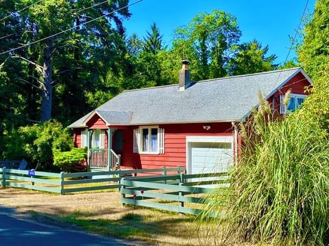 Cute Beach cottage with all necessities