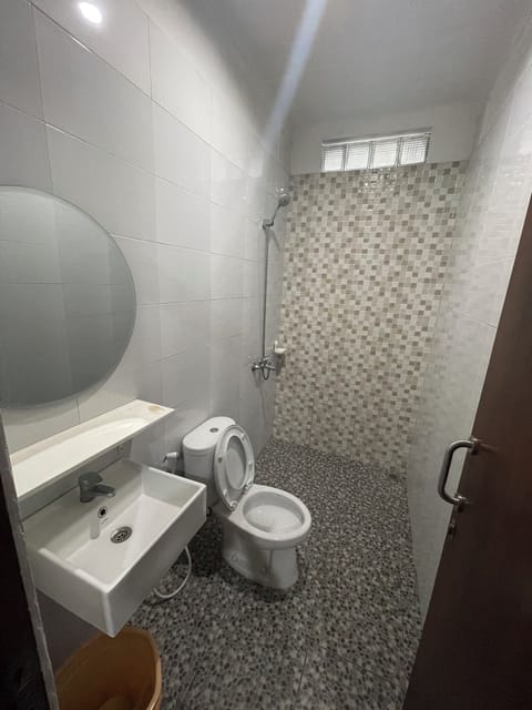 Deluxe Double or Twin Room | Bathroom | Shower, bidet, towels