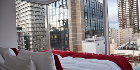 Top Floor Twin Room, Non Smoking (14F) | Minibar, individually decorated, individually furnished, desk
