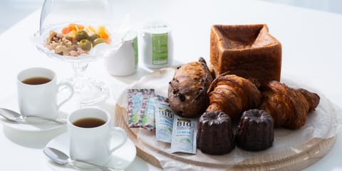 Daily continental breakfast (JPY 3300 per person)