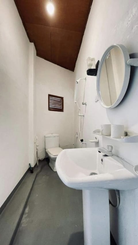 Standard Double Room | Bathroom | Hair dryer, bidet, towels, soap