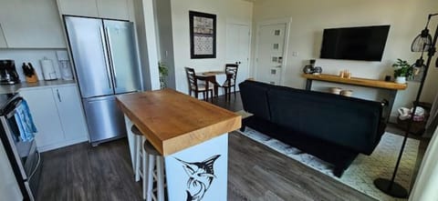 Open kitchen into your west coast style living room