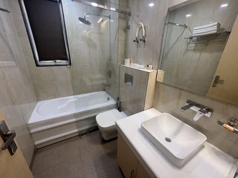 Suite Room | Bathroom | Shower, free toiletries, bidet, towels