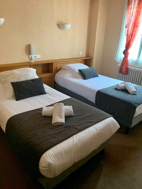 Classic Twin Room | Premium bedding, Select Comfort beds, desk, laptop workspace