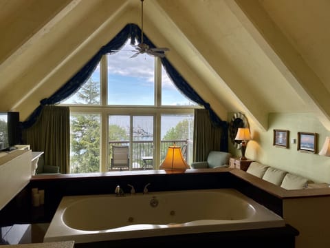 Luxury Suite, Jetted Tub, Bay View | Jetted tub