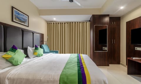 Standard Double Room | In-room safe, desk, free rollaway beds, bed sheets