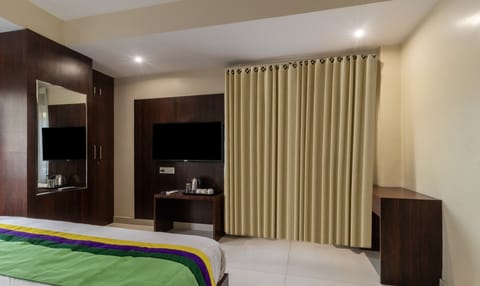 Standard Double Room | In-room safe, desk, free rollaway beds, bed sheets