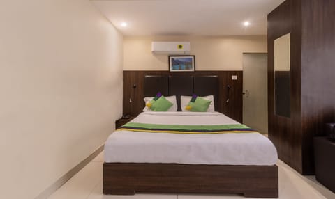 Deluxe Double or Twin Room, Non Smoking | In-room safe, desk, free rollaway beds, bed sheets