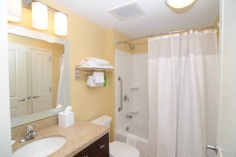 Combined shower/tub, free toiletries, hair dryer, towels