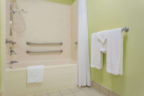 Combined shower/tub, free toiletries, hair dryer, towels