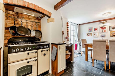 Nepenthe Kitchen - StayCotswold