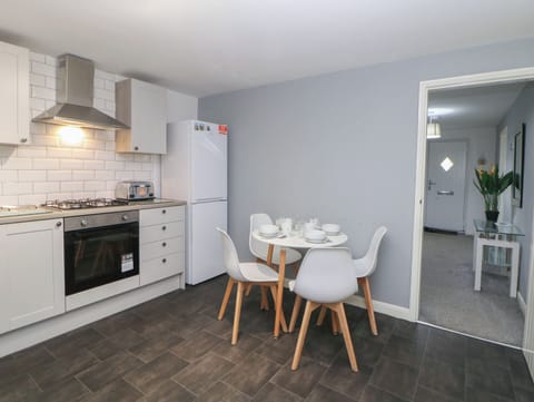 Cottage | Private kitchen | Fridge, dishwasher, electric kettle, toaster