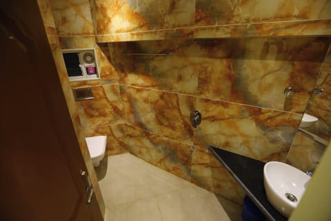 Deluxe Room | Bathroom | Rainfall showerhead, towels