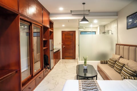 Deluxe Apartment | Living area | Flat-screen TV