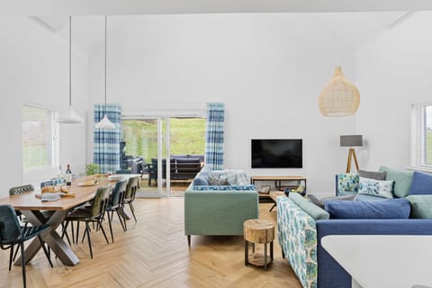 Open plan living area with access to the patio - 9 The Vista, Willingcott