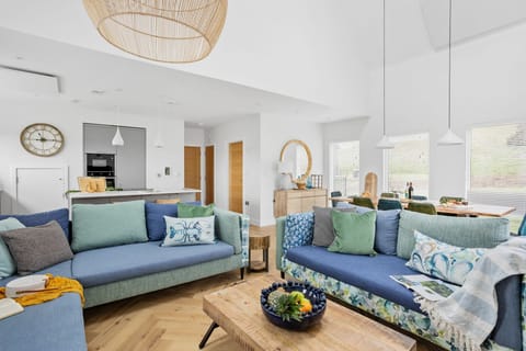 Sofa seating for 8 in open plan living area, perfect for families - 9 The Vista, Willingcott