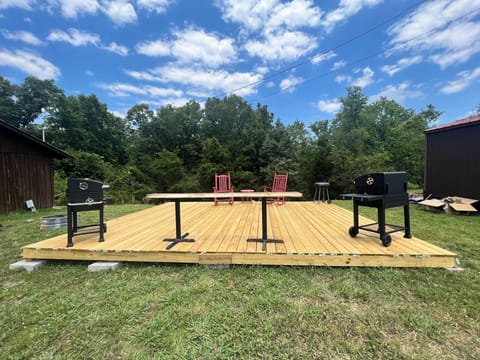 Grilling deck